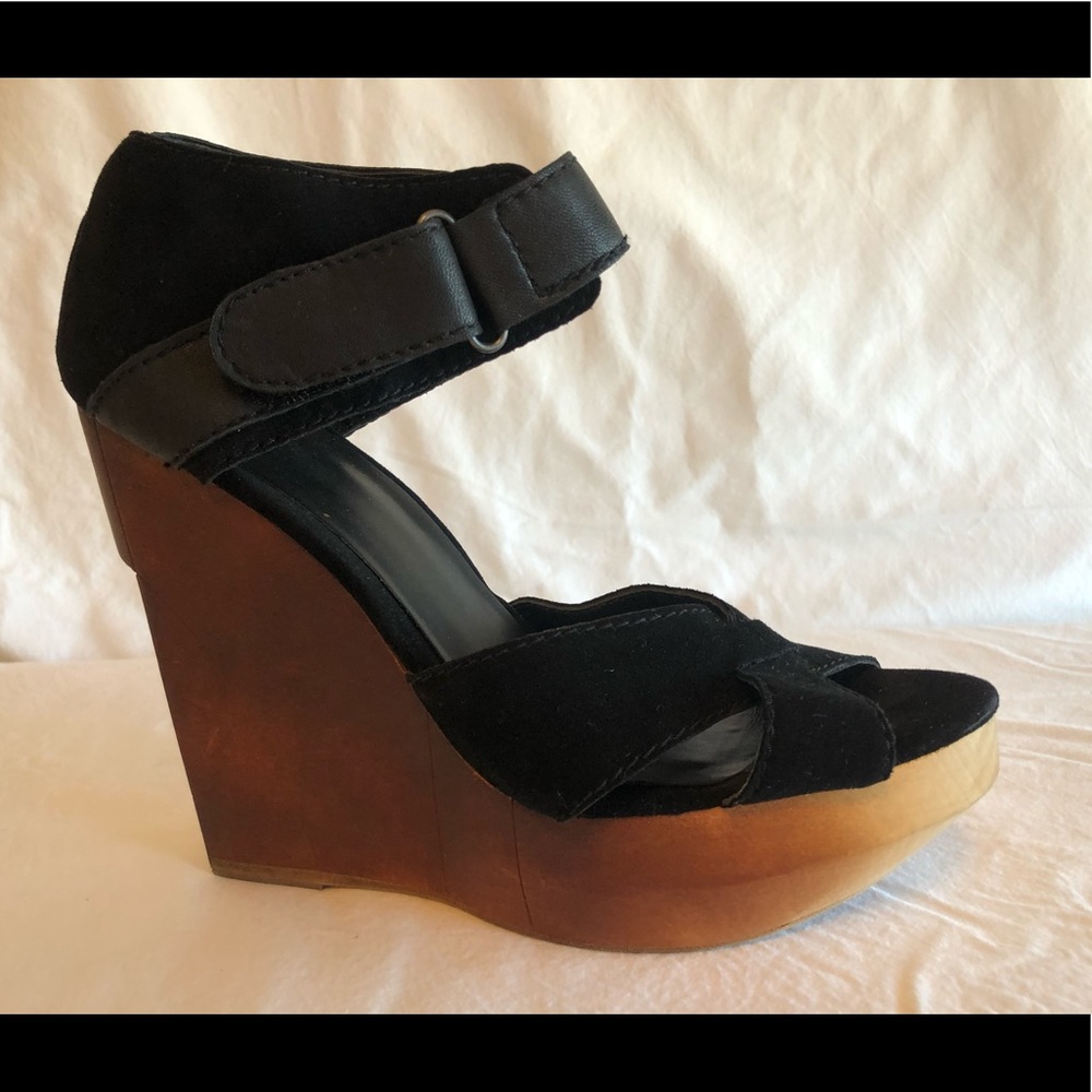 Wood and suede platform high heels. Joe’s~